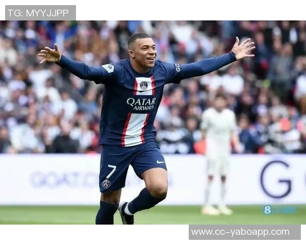 小姆巴佩绝平巴黎后模仿姆巴佩庆祝动作姆总在看台笑逐颜开