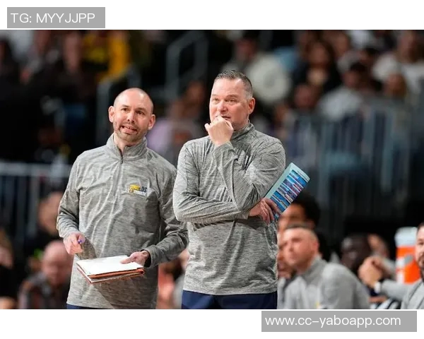 阿德尔曼强调球队中锋短缺需全力以赴不抱怨的决心与态度